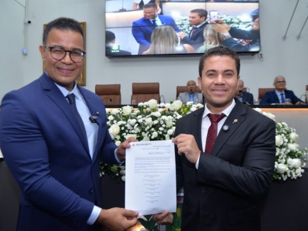 Entrega de título de Cidadão Feirense a Silva Neto atrai público recorde à Câmara Municipal