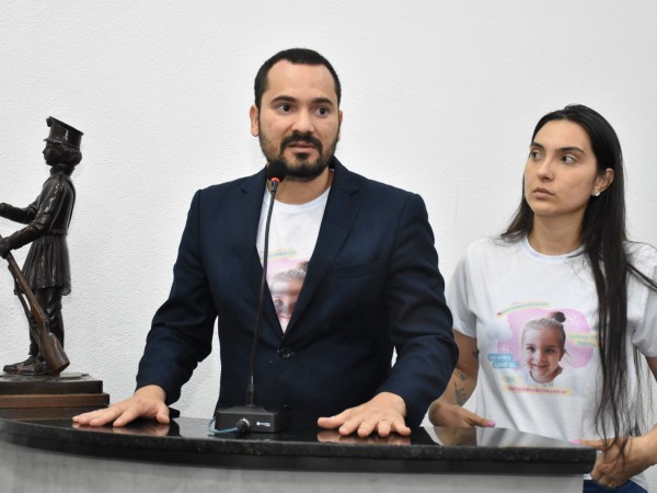 Pais de criança com doença rara pedem apoio para tratamento nos Estados Unidos