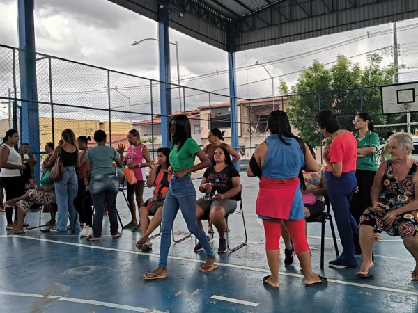 ISAS leva serviços gratuitos de design de sobrancelhas e tranças à comunidade do Jardim Acácia